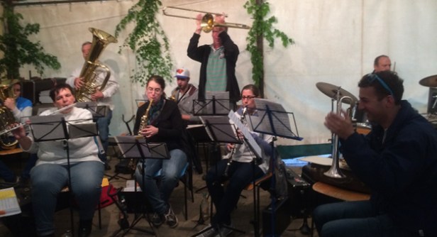 Gute Stimmung im Festzelt beim Maifest des Musikvereins Bilfingen am 1. Mai 2014.