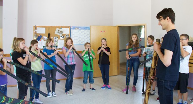 Kinderferienprogramm Musikverein Didgeridoo spielen